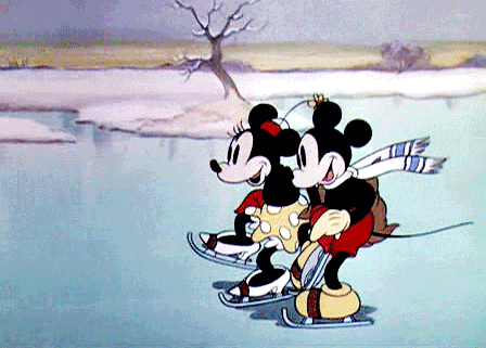 Dwie Myszki Miki jeżdżące na łyżwach